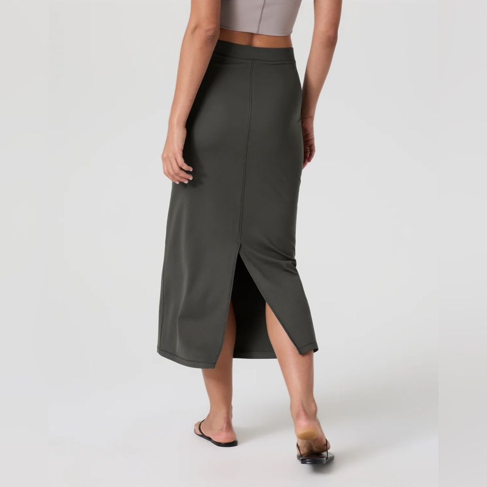 NEW Vuori Halo Column Skirt in Kale - Picture 3 of 8